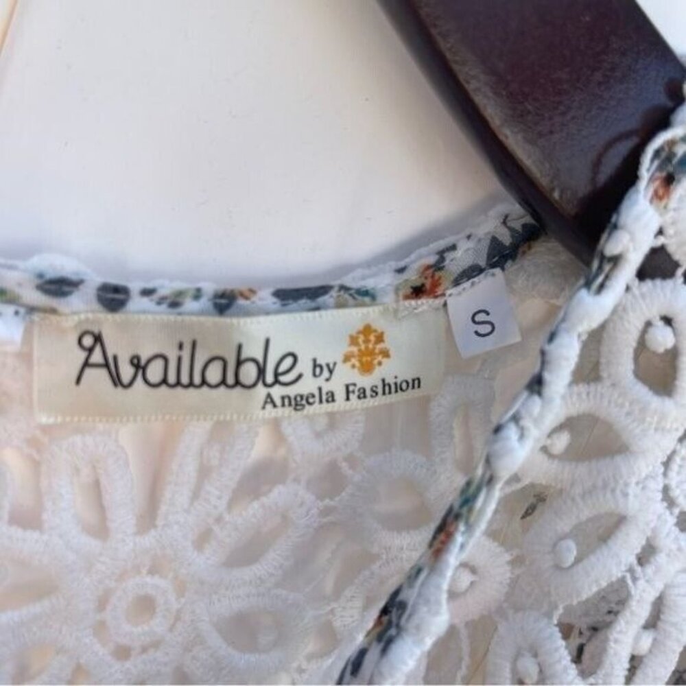 Floral Blouse with Crochet Details at Neckline Loose Fit Comfortable Size S - Picture 5 of 13